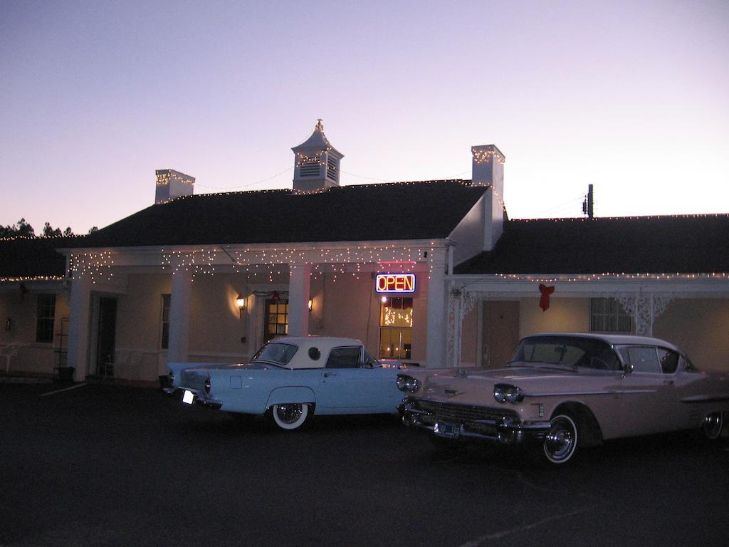 White Columns Motel Pine Mountain  Exteriör bild
